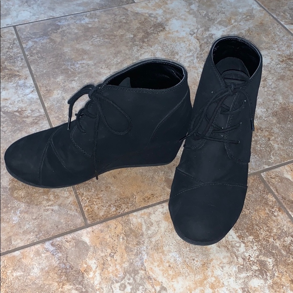 Shoes - Picture 2 of 5